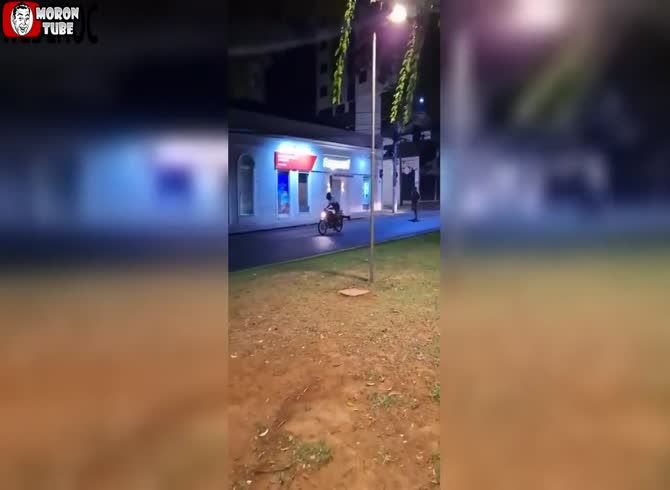 Video :A highly determined police officer uses a tonfa pistol to beat a fugitive